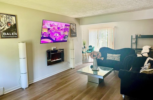 West Akron House | Glamorous 3-bedroom house with WiFi, AC in fabulous Akron