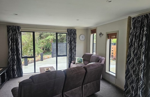 Oban House | Central location, 5 mins to everything. Car can be provided.