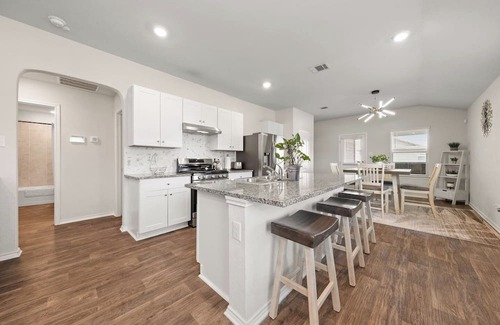 Medina Valley House | Extended Stay: New Built Home w/Modern Finishes