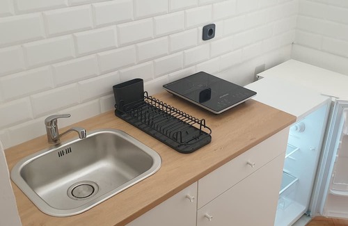 Centar Apartment | The White Suite. Cozy apartment with 1 bedroom and WiFi, AC in peaceful Skopje