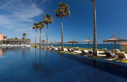 Casares Apartment | Family-friendly Villa-Style 3 Bedroom Apt with Putting Green & Private Garden.