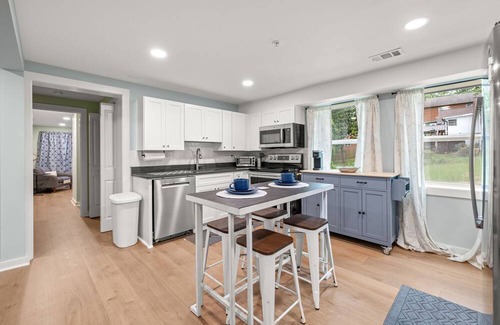 Gainesville Apartment | New Build 4/4 Luxe Corporate Housing only 5 min to city square & NGMC