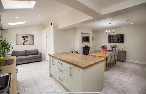 Gresford House | Lovely 3-bedroom house with Hot tub