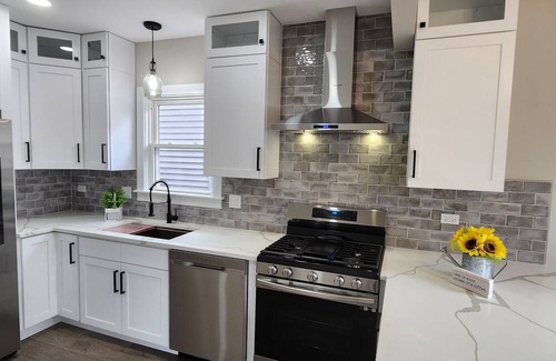 Dunning House | Stunning NEW 5BR, 3BA house in Chicago centrally located.