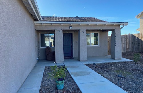 Bakersfield House | Beautiful and fun art house. Near lake and walking park.