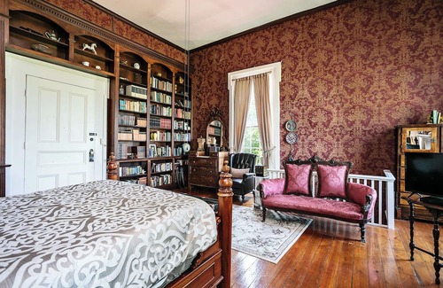 Springfield Bed & Breakfast | 1851 Historic Bed & Breakfast on 14 acres