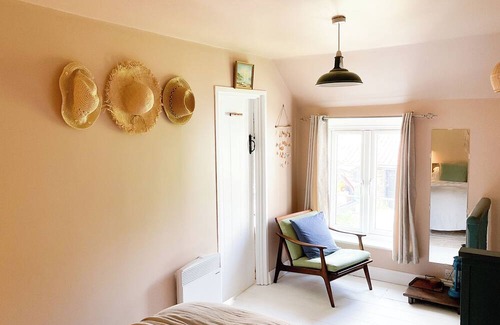 Winterton-on-Sea Cottage | Rustic Coastal Fishermans Cottage, 2 mins walk from Norfolk Beach. *NEW LISTING*