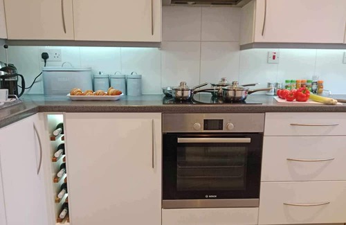 Aylesbury House | Monmouth House Aylesbury Premier Quality Accommodation Sleeps Up to 6 Guests