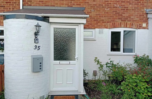 Aylesbury House | Monmouth House Aylesbury Premier Quality Accommodation Sleeps Up to 6 Guests