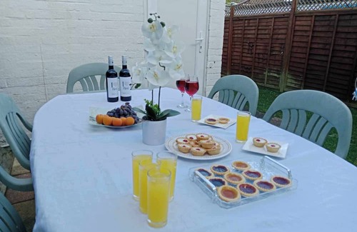 Aylesbury House | Monmouth House Aylesbury Premier Quality Accommodation Sleeps Up to 6 Guests
