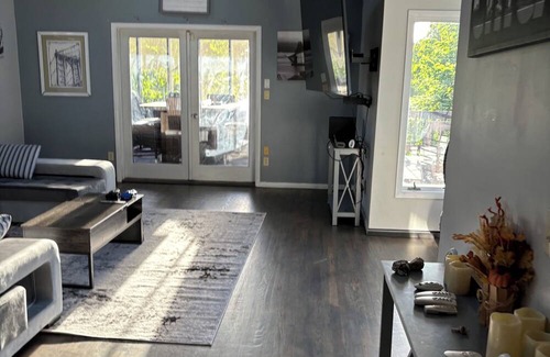 Cedar Rapids House | Executive 5 Bedroom w Pool, Large Deck ,Theatre Room , Screened in Porch