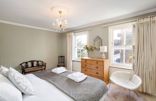 Winchester House | 3BR Chic House, central Winchester- Sleeps 7!
