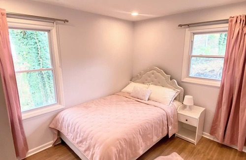 Executive Park House | Cozy and comfortable house in Charlotte! 10min from uptown and airport