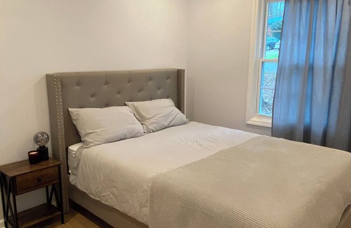 Executive Park House | Cozy and comfortable house in Charlotte! 10min from uptown and airport