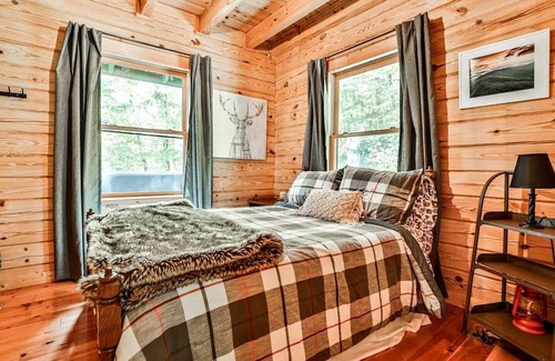 Clayton Cabin | Secluded Cabin-3br-hot Tub-mountain View Retreat 3 Bedroom Cabin by RedAwning