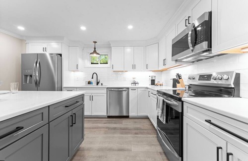 Troutman House | Lakeside Surprise by AvantStay | Waterfront + Firepit, Ping Pong, Private Dock