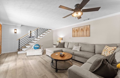 Troutman House | Lakeside Surprise by AvantStay | Waterfront + Firepit, Ping Pong, Private Dock