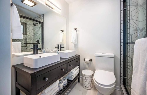 Roselawn Finance House | Friends & Family LG Lux Home, Indian Hill, 6 Bdrm