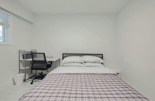 Sunset House | Cozy Newly Renovated Room with en-suite Bathrooms