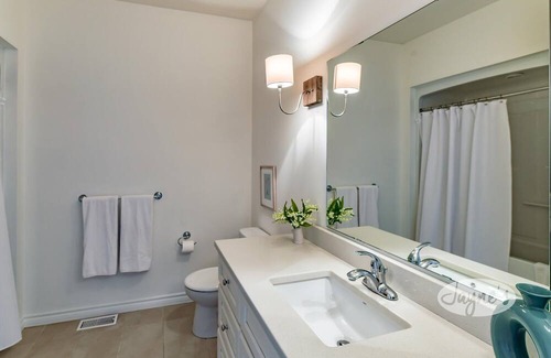 Baysville Cottage | Stunning 5 bed 3 bath cottage on Lake of Bays! SW Exposure! Volleyball Court!