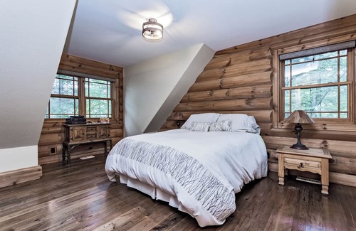 North Frontenac Cabin | Heron Lodge | Gorgeous theater, hot tub, & private waterfront near Calabogie