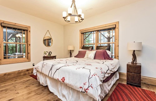 North Frontenac Cabin | Heron Lodge | Gorgeous theater, hot tub, & private waterfront near Calabogie