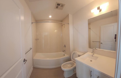 Oakville Condo | Stylish New/ Condo / WFH/Oakville