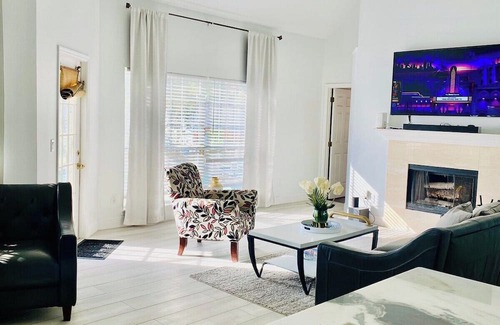 Fairvilla House | Modern home near Downtown & Amphitheater