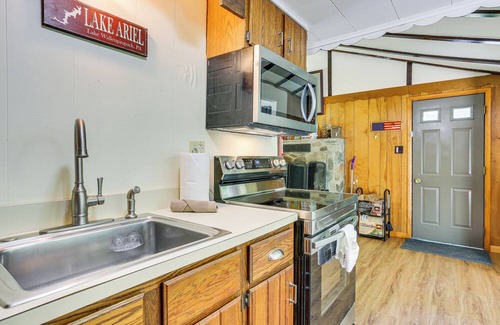 Greentown Cabin | Spacious Lake Ariel Cabin w/Deck + Pool Access!