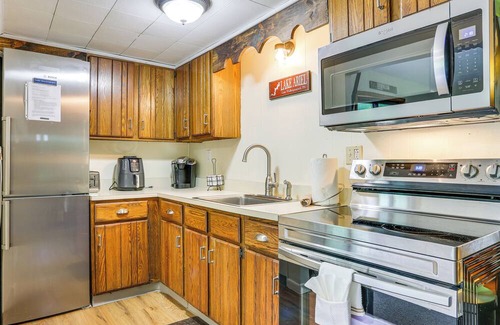 Greentown Cabin | Spacious Lake Ariel Cabin w/Deck + Pool Access!