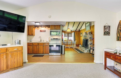 Greentown Cabin | Spacious Lake Ariel Cabin w/Deck + Pool Access!
