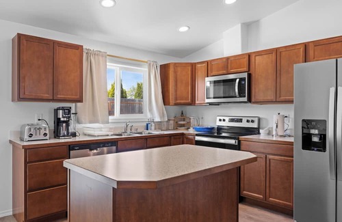 Moses Lake House | Casa del Sol- In the Heart of Moses Lake!