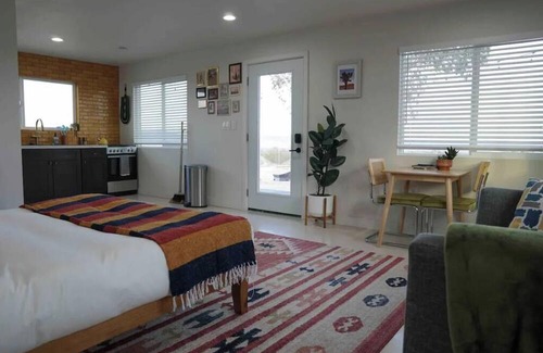 Twentynine Palms House | Secluded~stargazing tiny home! HOT TUB & hammocks!