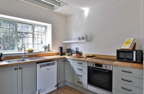 Beverston Condo | Tranquil 1 Bed/1 Bath Getaway at Beverston Castle