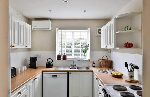 Beverston House | Charming 2 Bed/1 Bath Bungalow in Beverston Castle