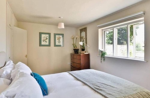 Beverston House | Charming 2 Bed/1 Bath Bungalow in Beverston Castle