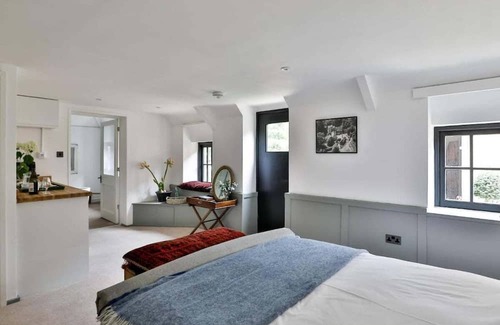 Beverston Cottage | Cozy Beverston Castle Cottage:1 Bed/1 Bath Retreat