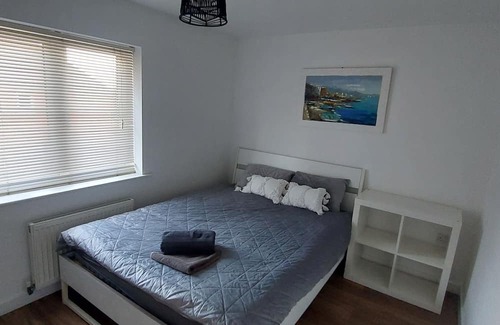 Acresford House | Beautiful 2-Bed House in Coventry