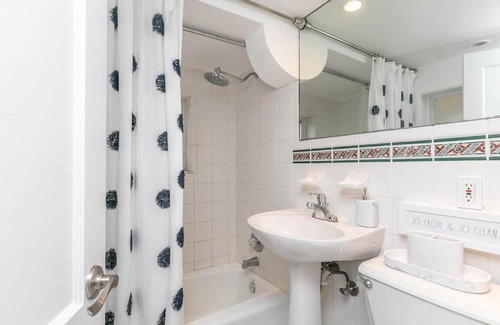 Lauderdale Beach House | Walk to Beach two Cottages Swimming Pool hot tub Surf and Sand Resldences