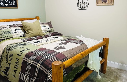 Birch Run Township Cabin | Unit 5 Secluded Woodsy Cabin Retreat with Modern Comforts Near Frankenmuth
