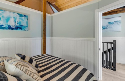 Central Okanagan Cabin | Large Modern Lakefront Cottage! Access to Boat Slip & Beach