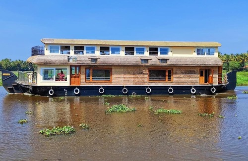 Thanneermukkom Villa | Lakeshore Premier Serviced Villa, Room in professionally staffed Villa near Lake