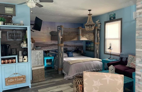 Wareham Center House | NO CAPE TRAFFIC - Pier 68 Cottage/Bungalow—Steps to Swifts Beach Wareham MA
