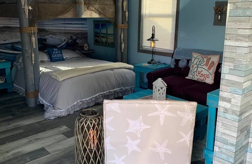 Wareham Center House | NO CAPE TRAFFIC - Pier 68 Cottage/Bungalow—Steps to Swifts Beach Wareham MA