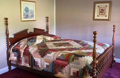 Saratoga Springs Cottage | Saratoga Racing Meet. Charming Cottage 3 miles to Track, Downtown and Shopping.