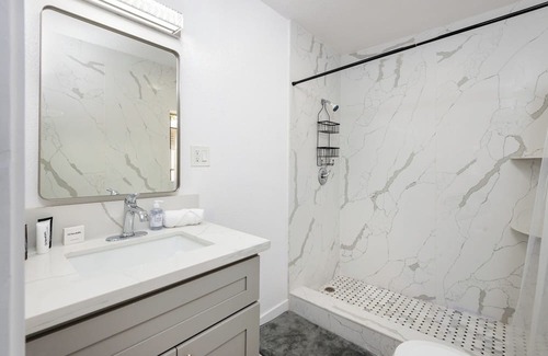 Vernon Apartment | 1 Bedroom Apt. in Vibrant LA Sleep 4