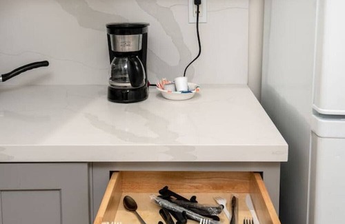 Vernon Apartment | Exposition Park Apt. Sleeps 4