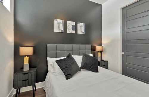 Rutledge Hill Apartment | NEW! Near Broadway! Pool+Gym+fire pit+Grill!!