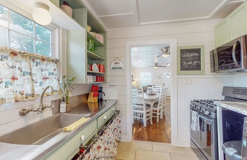 Tomball House | Walk to Shops, Restaurants, Pubs, and Music