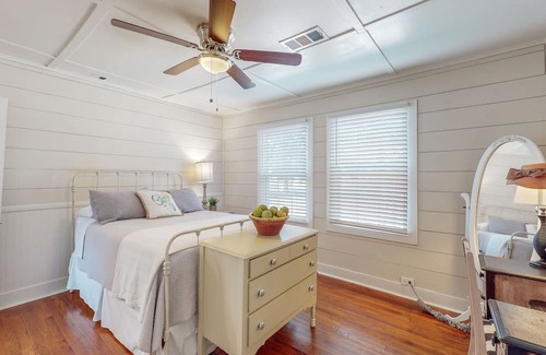 Tomball House | Walk to Shops, Restaurants, Pubs, and Music